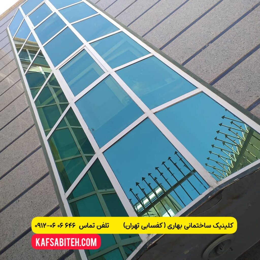 شستشوی شیشه نمای ساختمان با طناب راپل توسط کلینیک ساختمانی بهاری (کفسابی تهران)